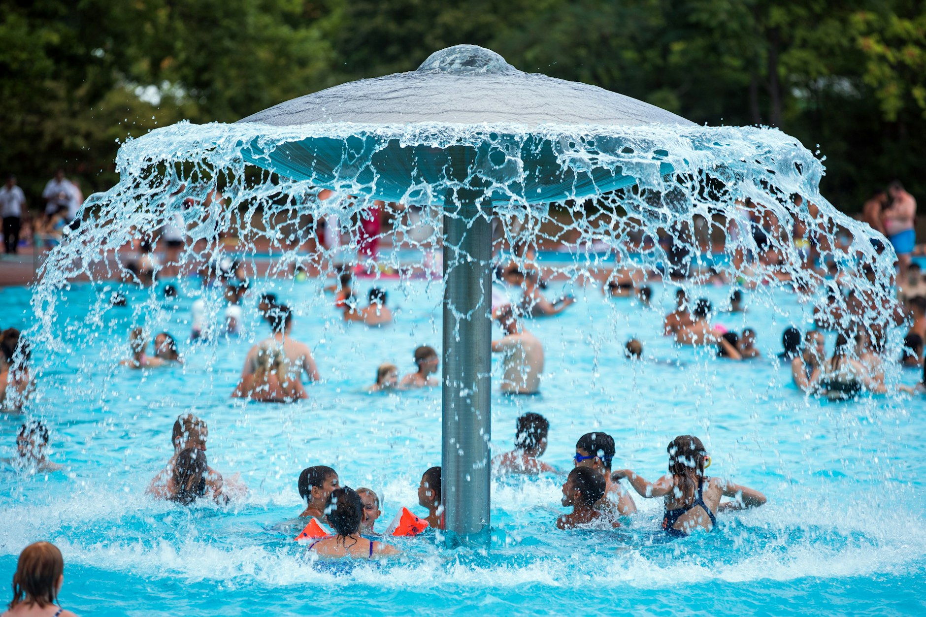 Badegäste in einem der Berliner Freibäder.