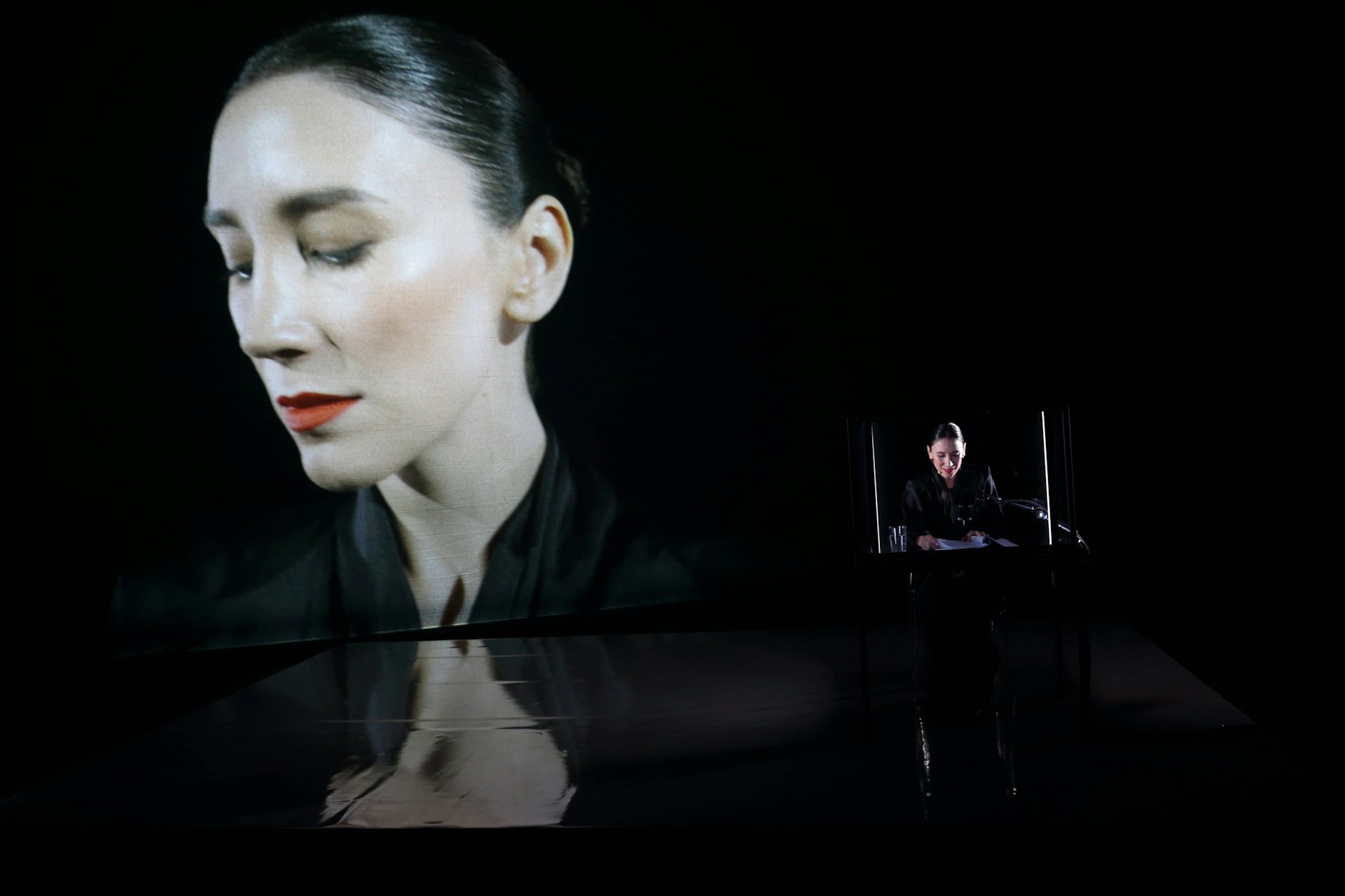 Sibel Kekilli in der inszenierten Lesung von „Fremd“ im Berliner Ensemble.