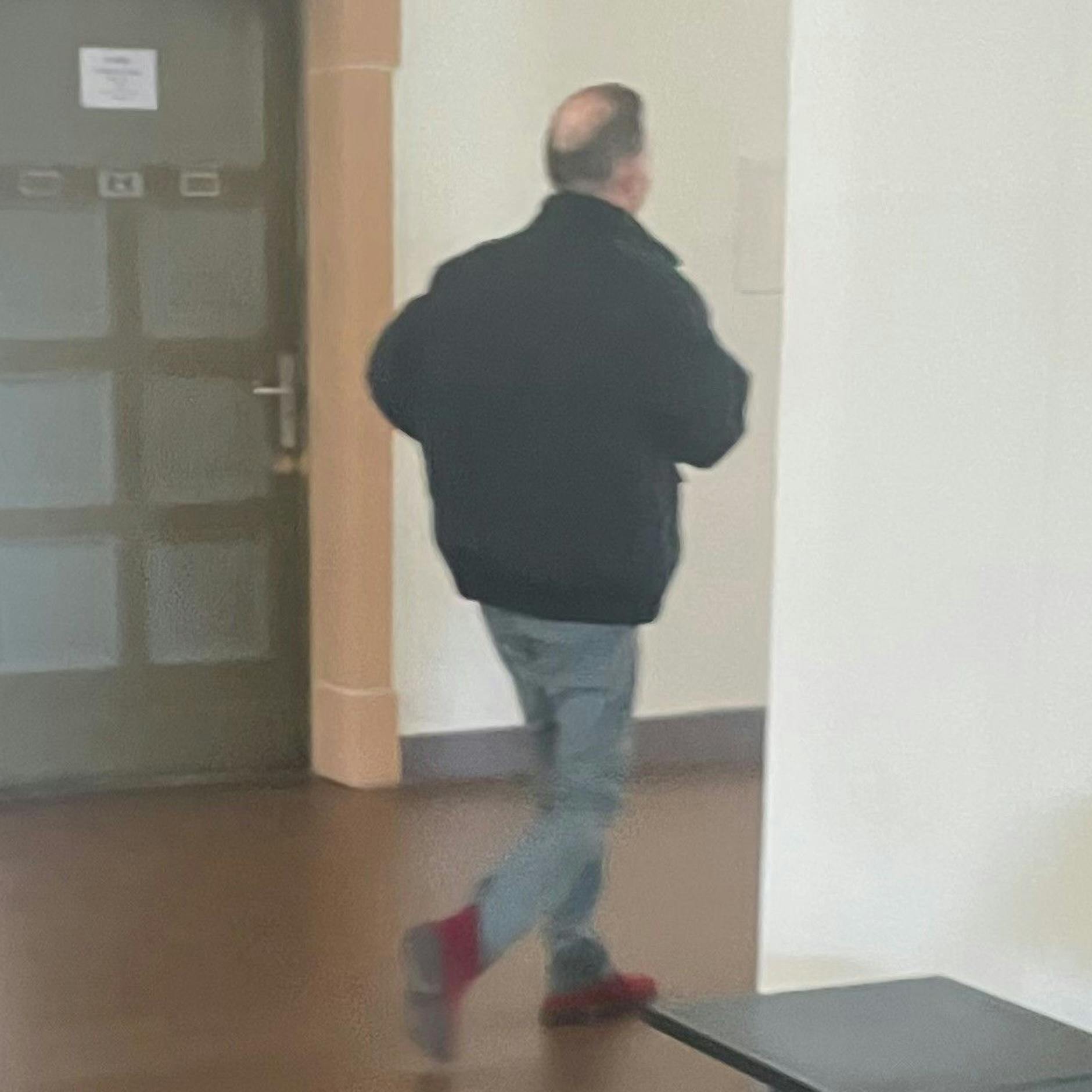 Igitt, wie eklig! Ex-Flugbegleiter kippt Urin über Nachbarin (25) aus