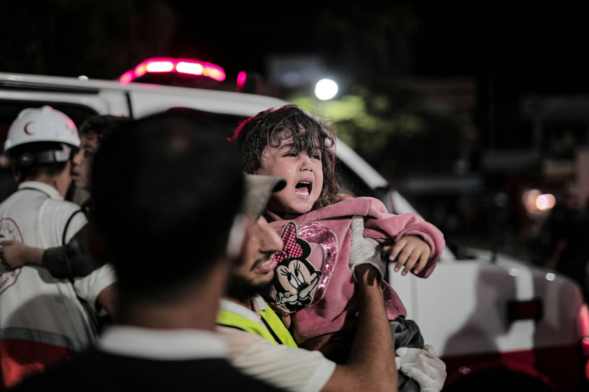 Ein Kind, das bei einem angeblichen israelischen Luftangriff in Der al-Balah im Gazastreifen verletzt wurde.