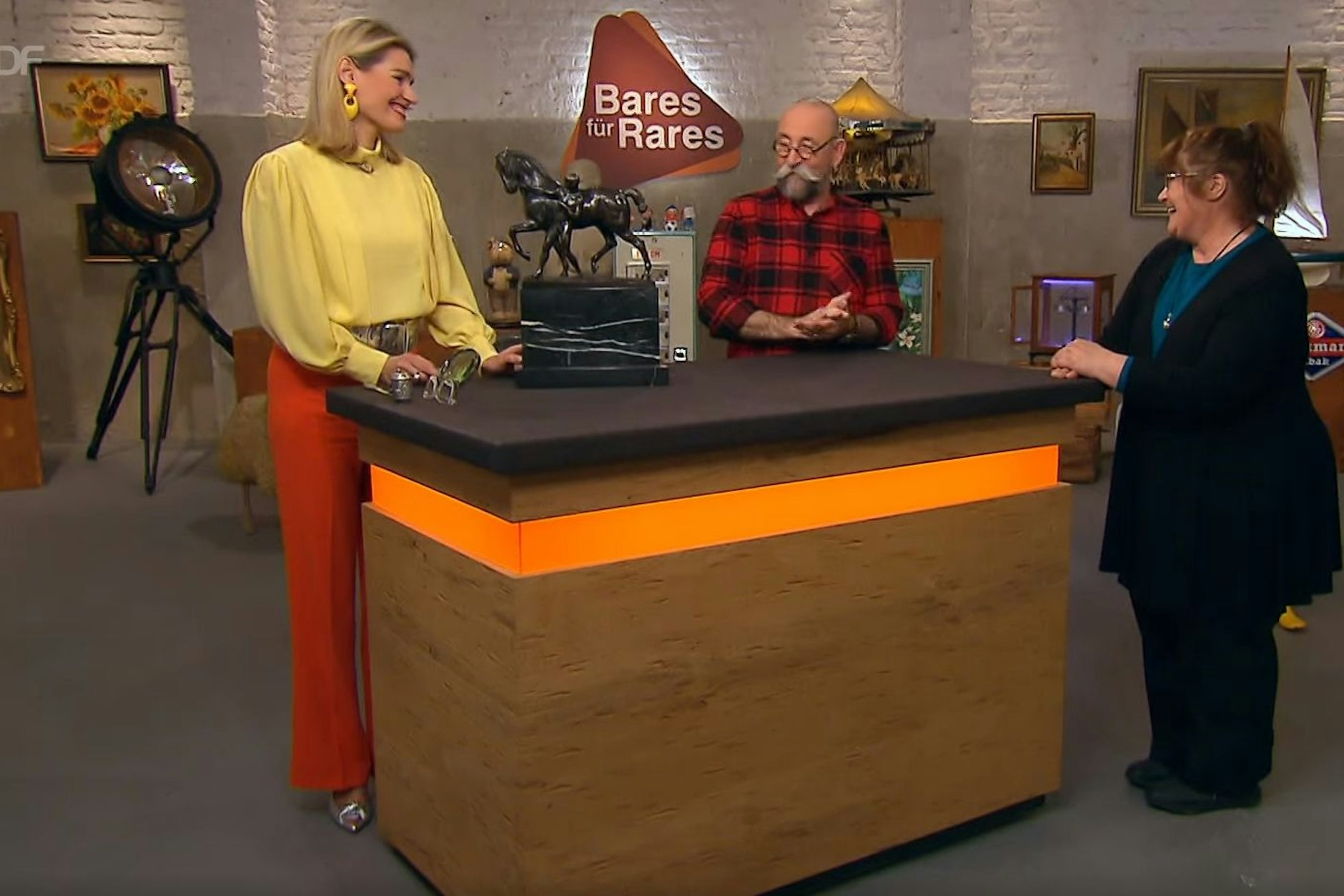 Spezialgebot vom „Bares für Rares“Profi lässt Verkäuferin erstrahlen Spezialgebot vom „Bares für Rares“Profi lässt Verkäuferin erstrahlen