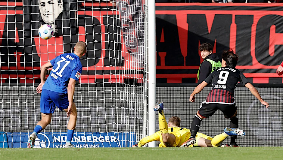 Nürnbergs Daichi Hayashi (r) erzielt das Tor zum 3:1.  