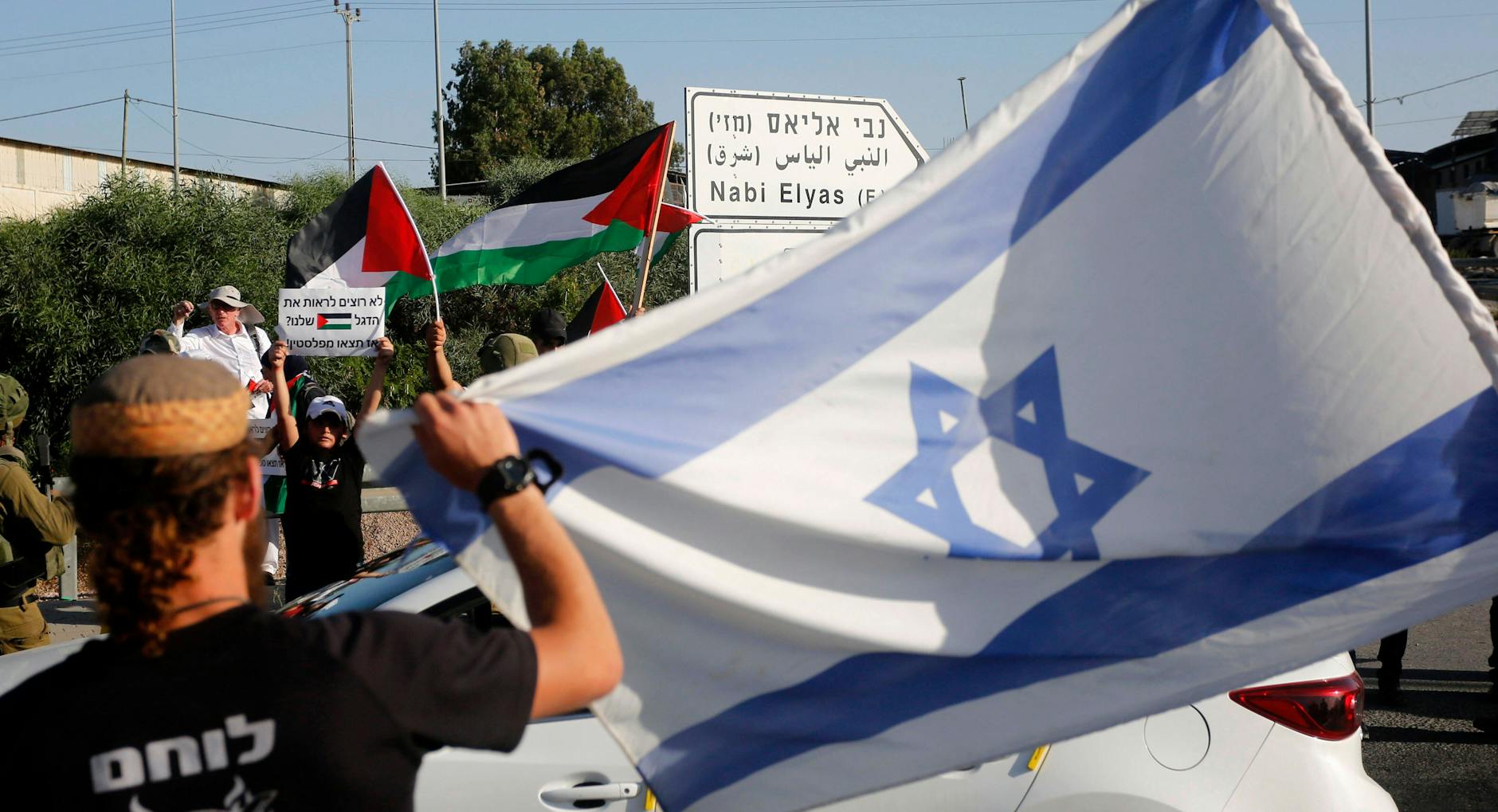 ARCHIV - Qalqiliya, Westjordanland: Palästinenser konfrontieren israelische Sicherheitskräfte nach einem Versuch israelischer Siedler, die palästinensische Flagge zu entfernen.