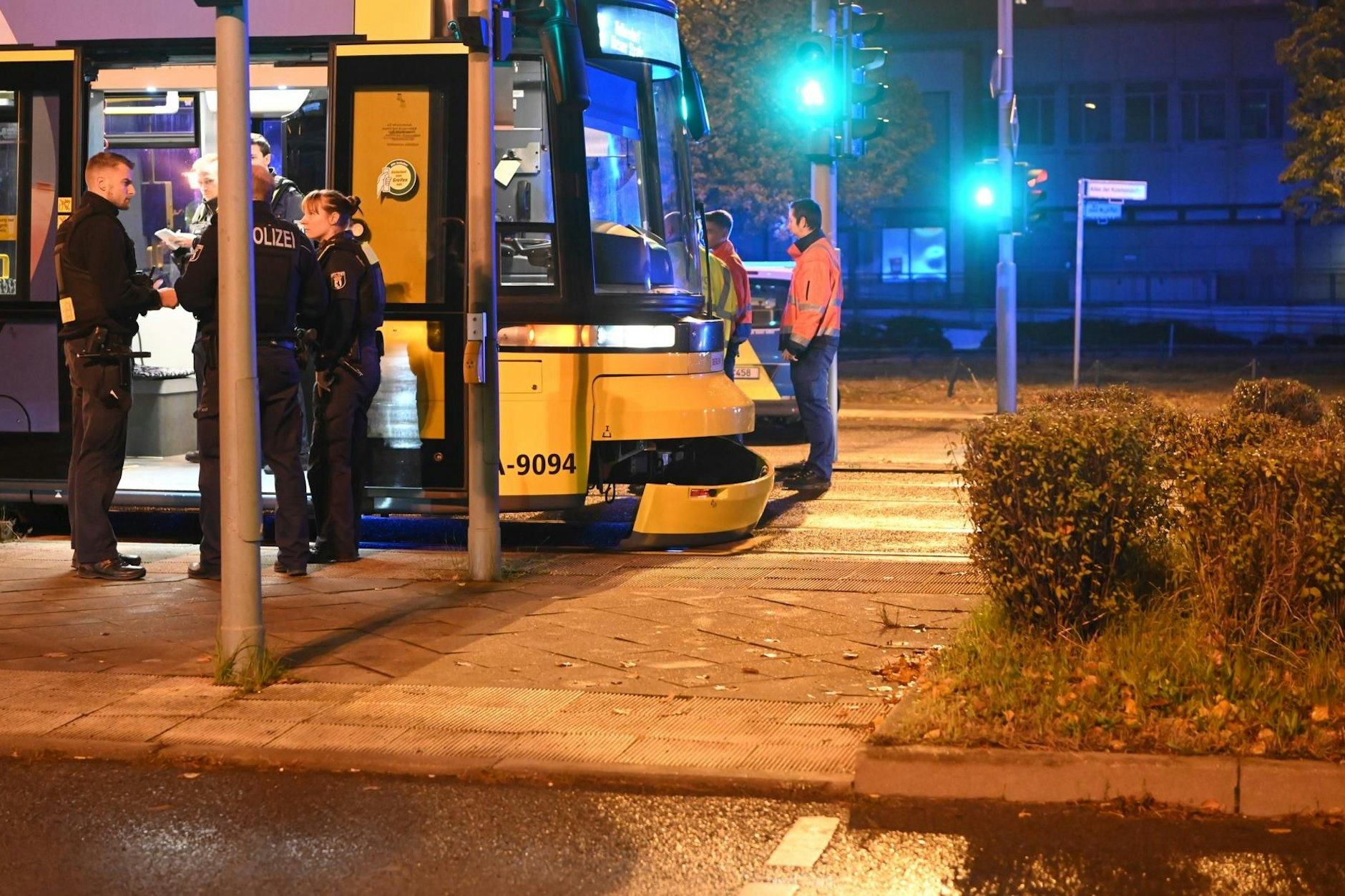 Einsatzkräfte am Einsatzort in der Allee der Kosmonauten.