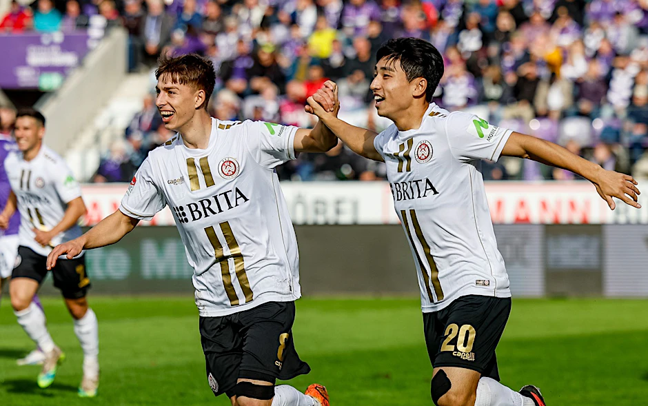 Die Wiesbadener Nick Bätzner (l) und Hyun-Ju Lee feiern den Sieg beim VfL Osnabrück.  