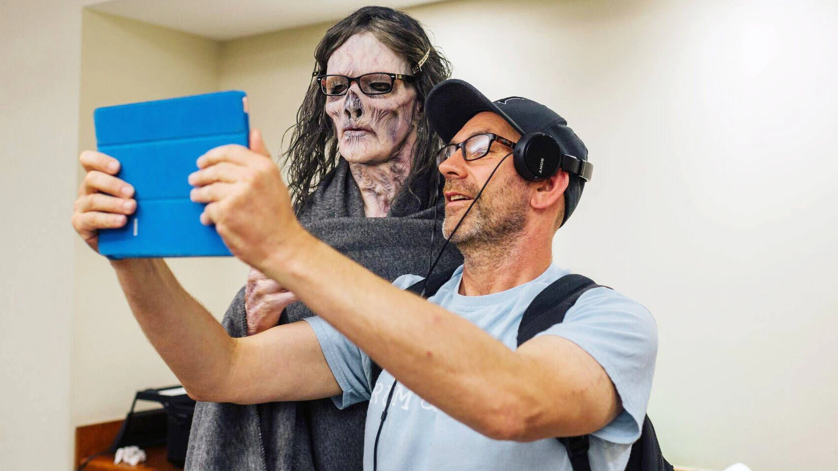 Javier Botet mit Regisseur Cliff Tonge am Set des Films Mara von 2018.