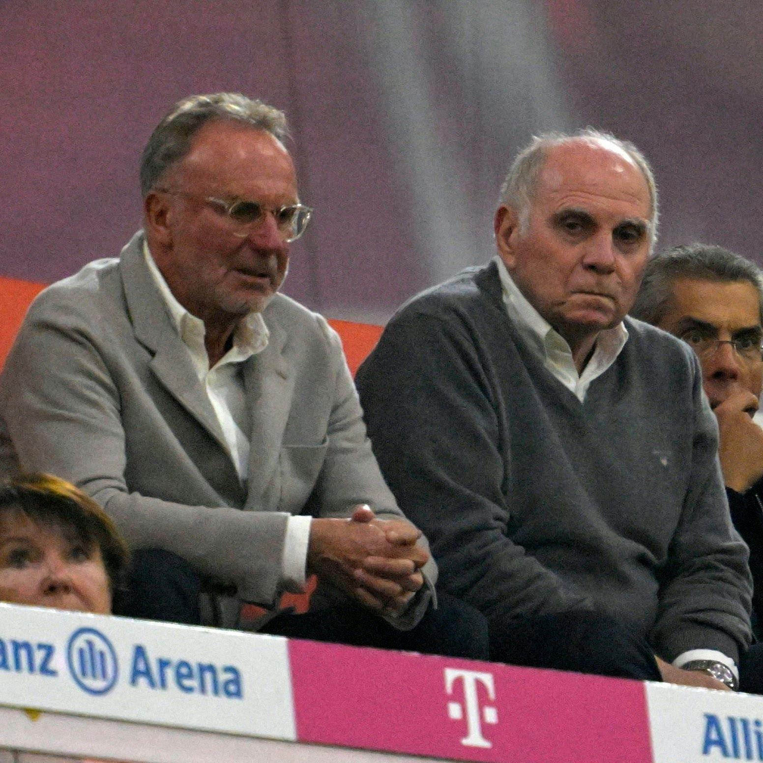 Bayerns geheime Oberbosse Kalle Rummenigge und Uli Hoeneß schauen oft skeptisch bei den Spielen des Rekordmeisters zu.