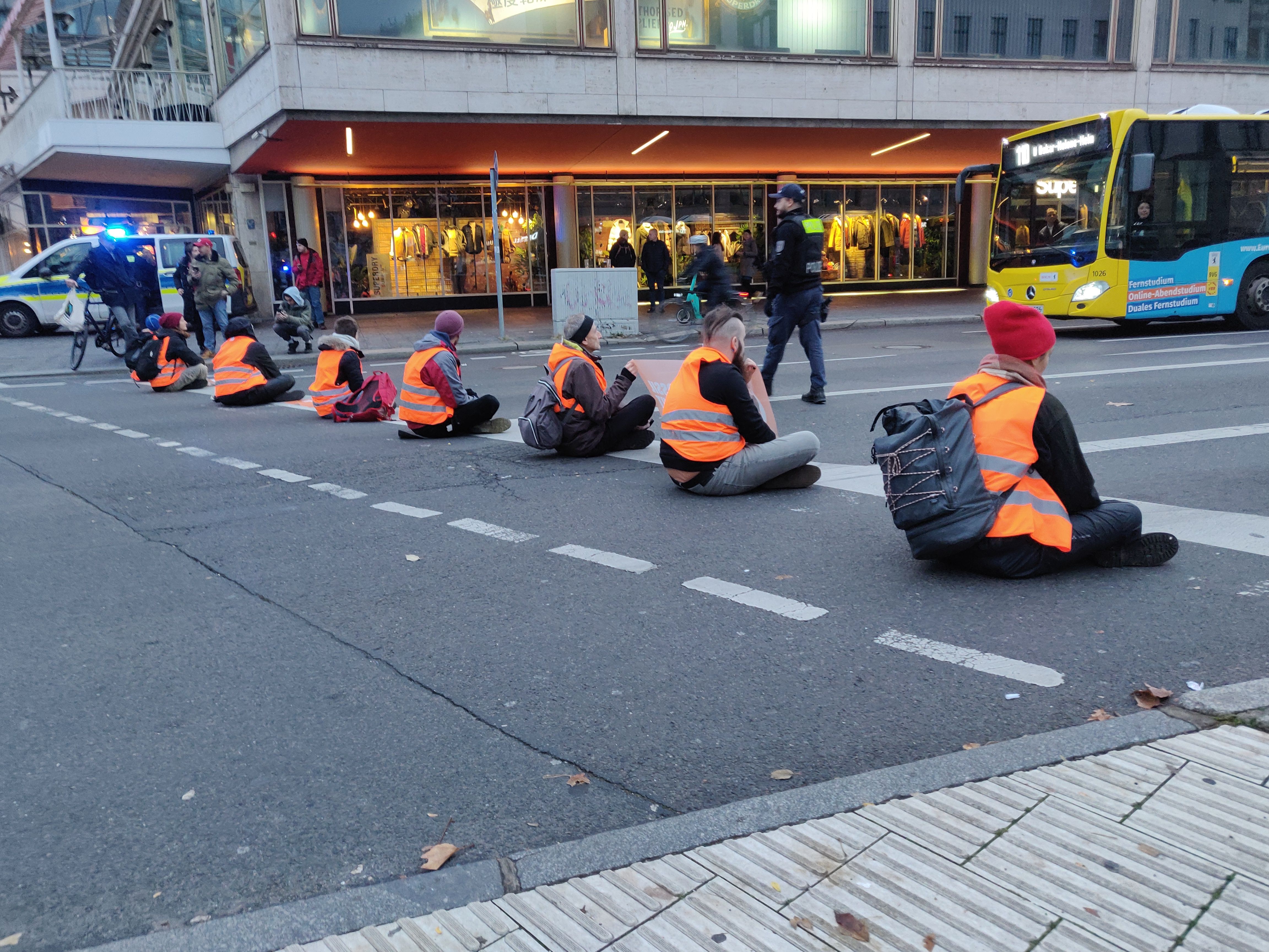 Letzte Generation Blockiert Berliner Straßen Am Freitag – Aufruf Zu ...