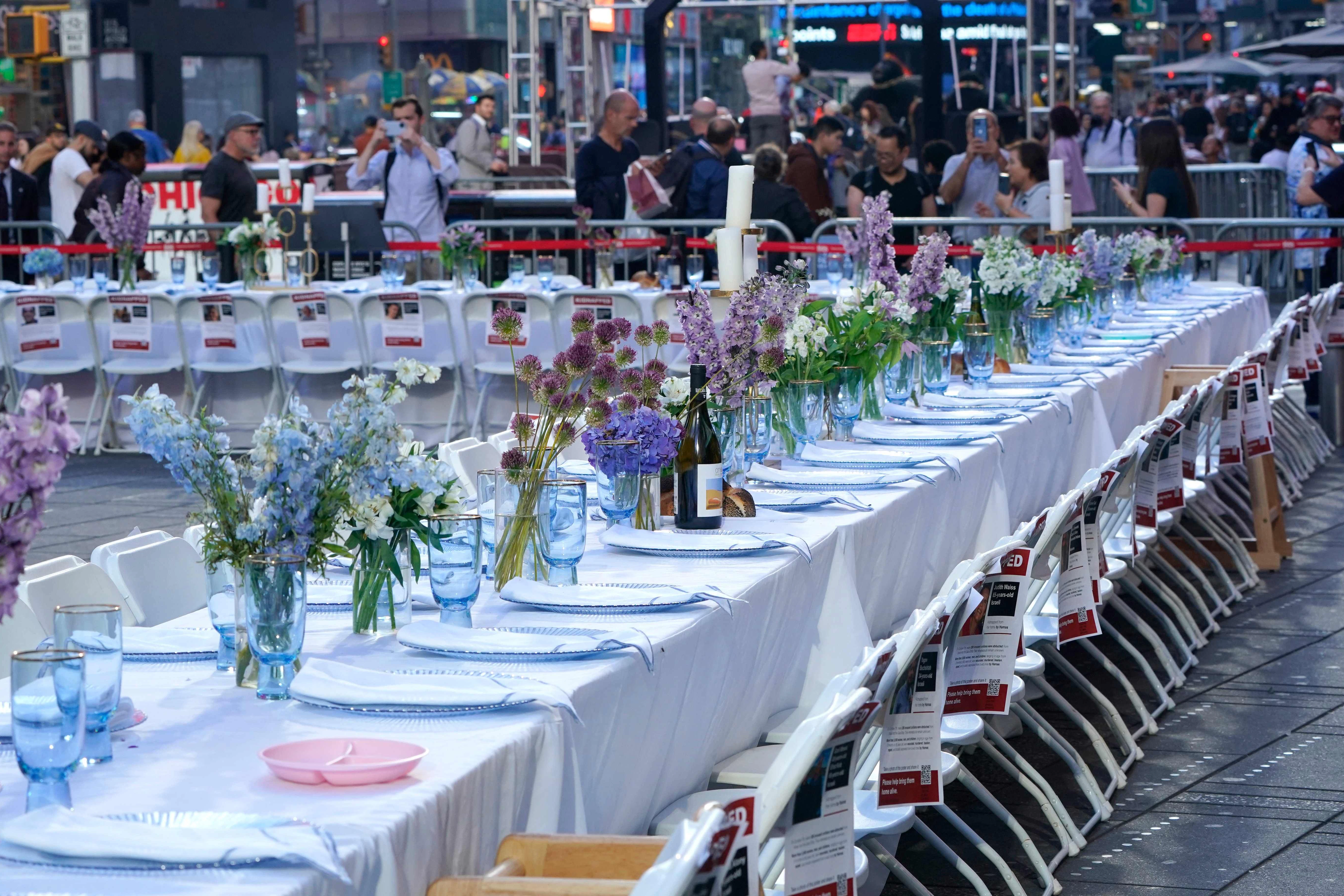Gedeckter Schabbat-Tisch mit 220&nbsp;220 leeren Stühlen am&nbsp;Times Square in New York City. Eine ähnliche Solidaritätsaktion findet auch am Freitag um 17 Uhr in vor dem jüdischen Gemeindehaus in Berlin statt.