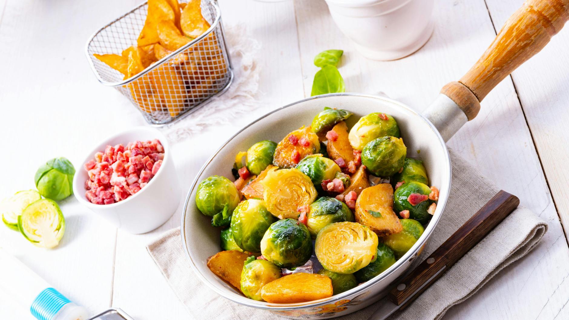 Richtig lecker! Diese Rosenkohl-Pfanne mit Kartoffeln und Schinken müssen Sie probieren - das Rezept braucht nur vier Zutaten.