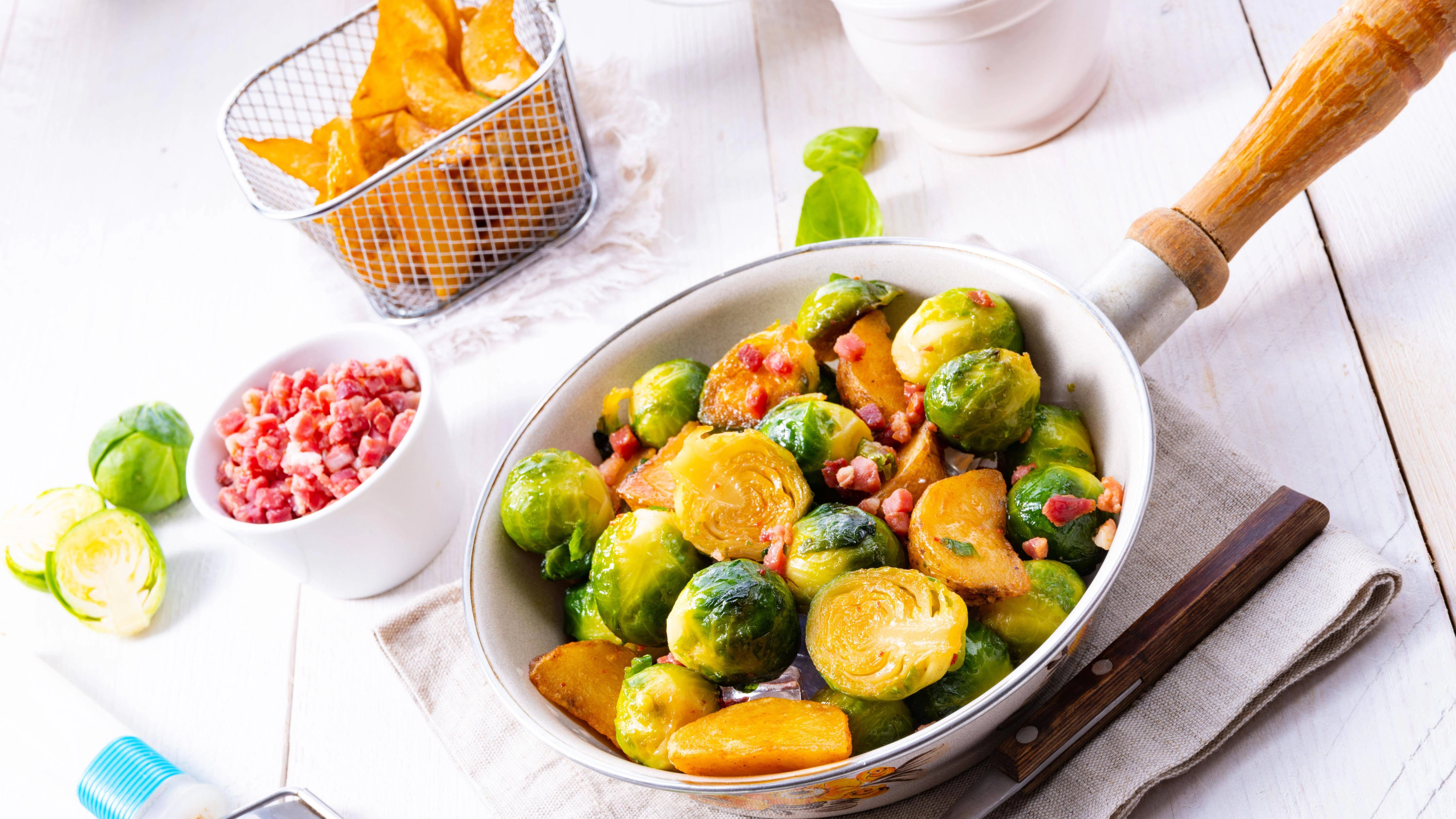 Richtig lecker! Diese Rosenkohl-Pfanne mit Kartoffeln und Schinken müssen Sie probieren - das Rezept braucht nur vier Zutaten.