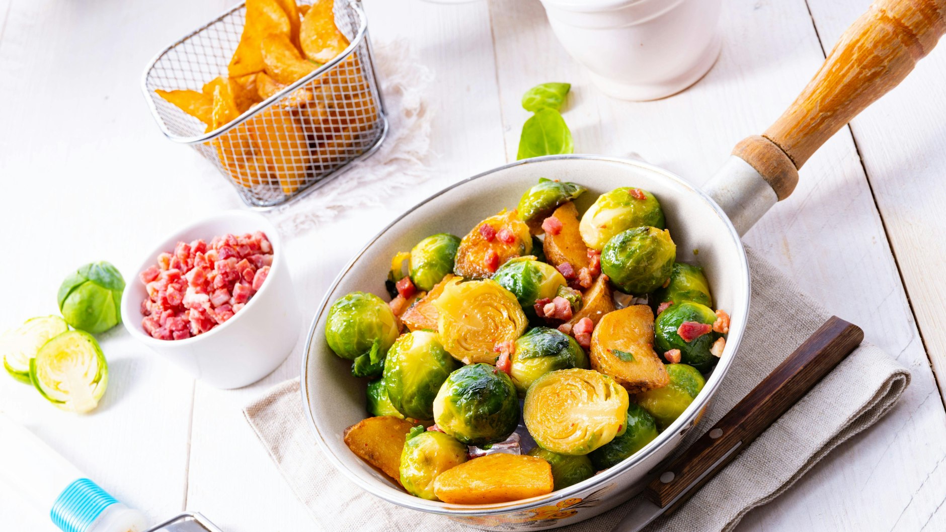 Richtig lecker! Diese Rosenkohl-Pfanne mit Kartoffeln und Schinken müssen Sie probieren - das Rezept braucht nur vier Zutaten.