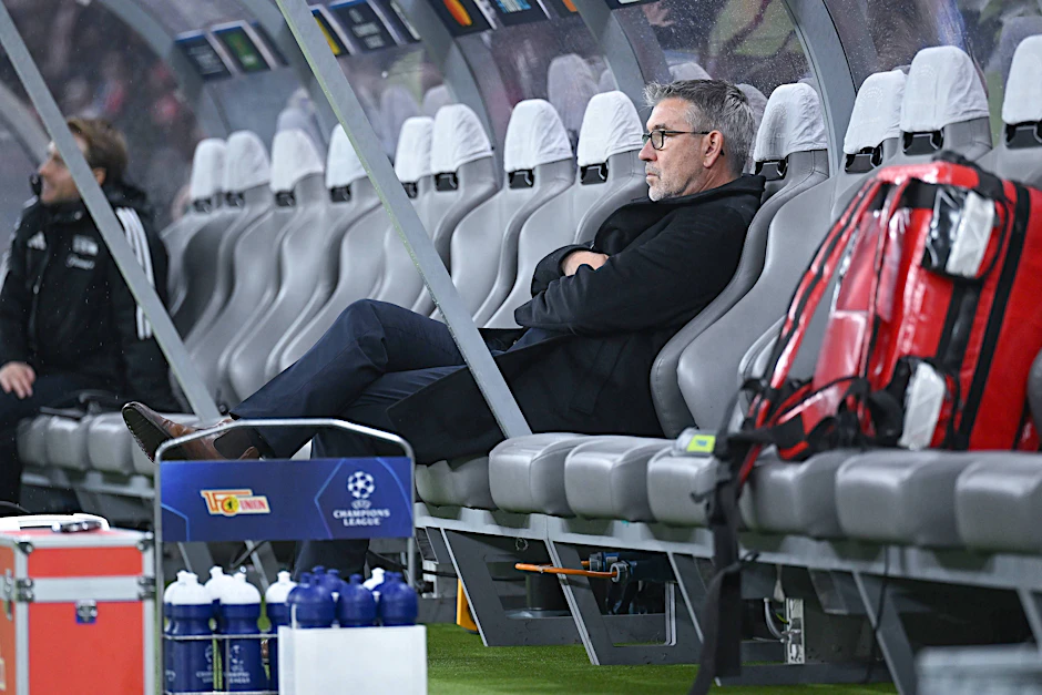 Trainer Urs Fischer auf der Bank des 1. FC Union. Er muss die Krise der Eisernen bewältigen.&nbsp;