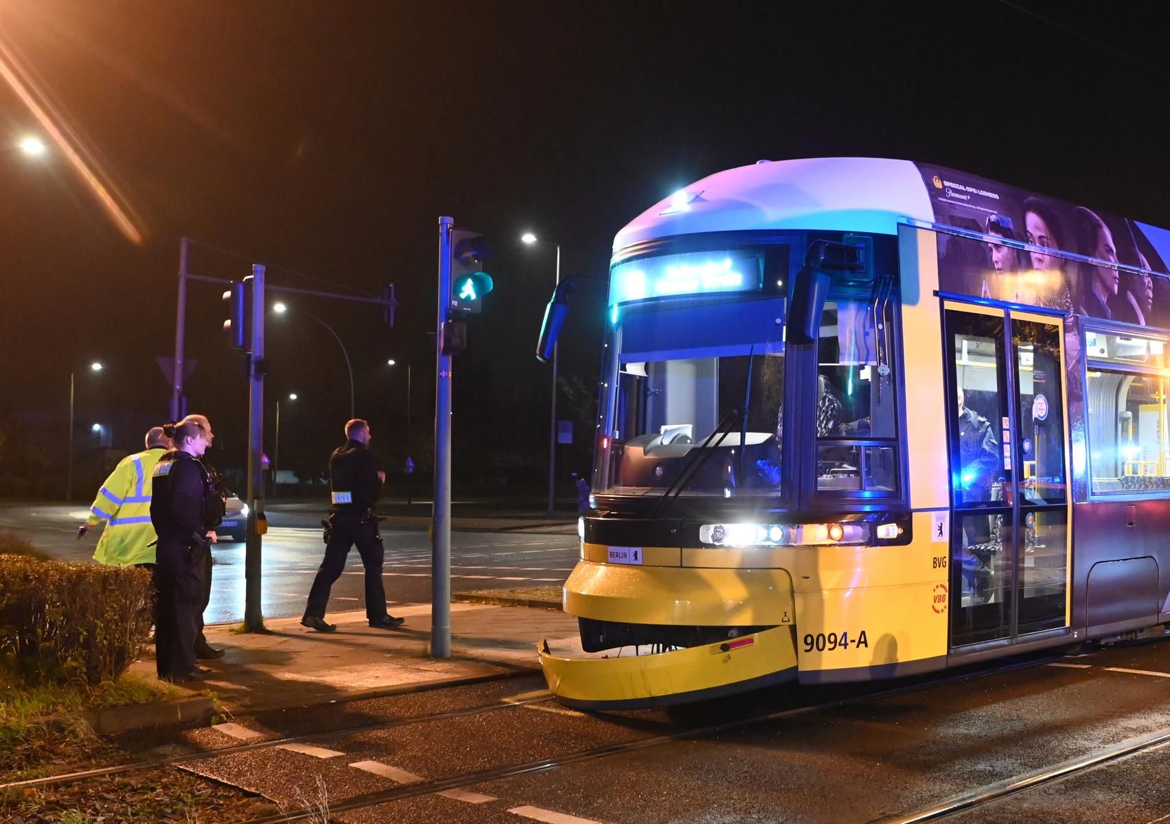 Unfall In Marzahn: Fußgänger Wohl Beim Drehen Von Zigarette Von Tram ...