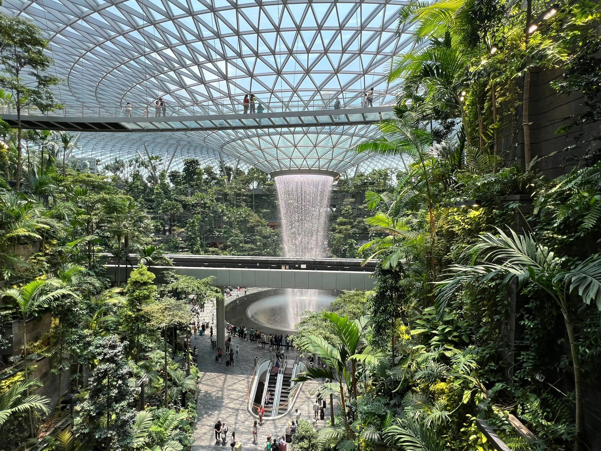 PRODUKTION - Grüner Flughafen: Am Changi Airport entstand 2019 «The Jewel», ein gläserner Rundbau, der unter anderem einen spektakulären Indoor-Wasserfall beherbergt.  