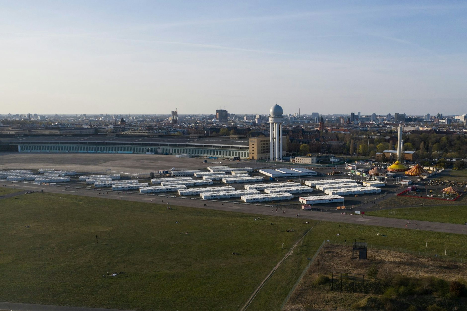 Der ehemalige Flughafen Tempelhof. Hier können jetzt in mehreren Hangars 1400 Flüchtlinge unterkommen.