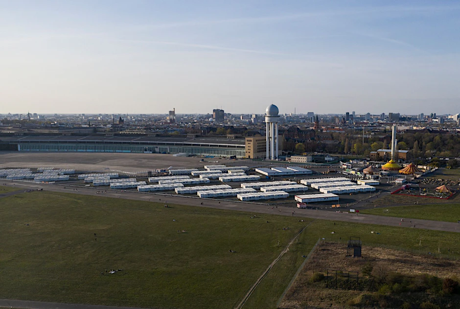 Der ehemalige Flughafen Tempelhof. Hier können jetzt in mehreren Hangars 1400 Flüchtlinge unterkommen.