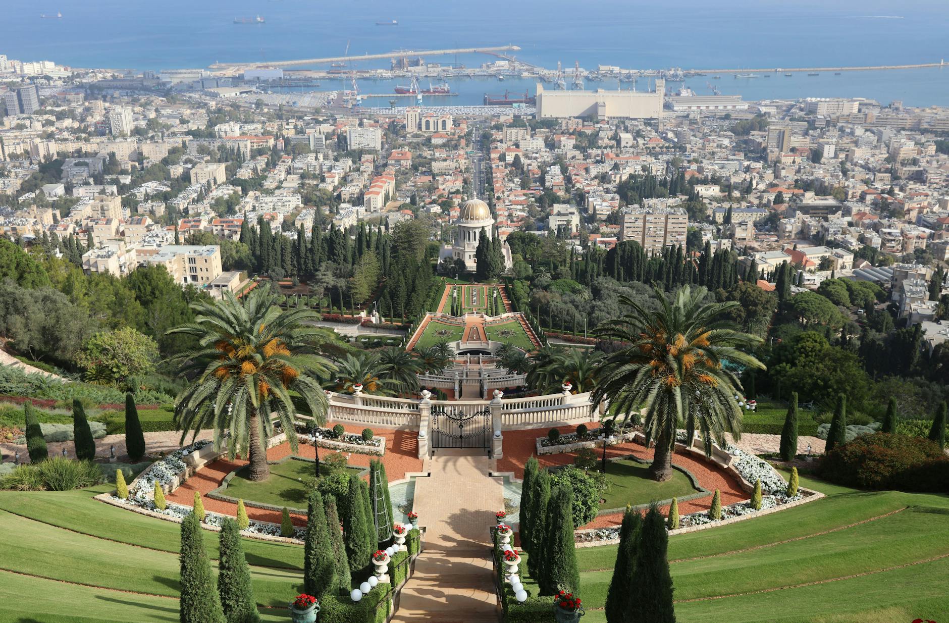 Blick auf die Bahai-Gärten und den Hafen im Hintergrund in Haifa, Israel.