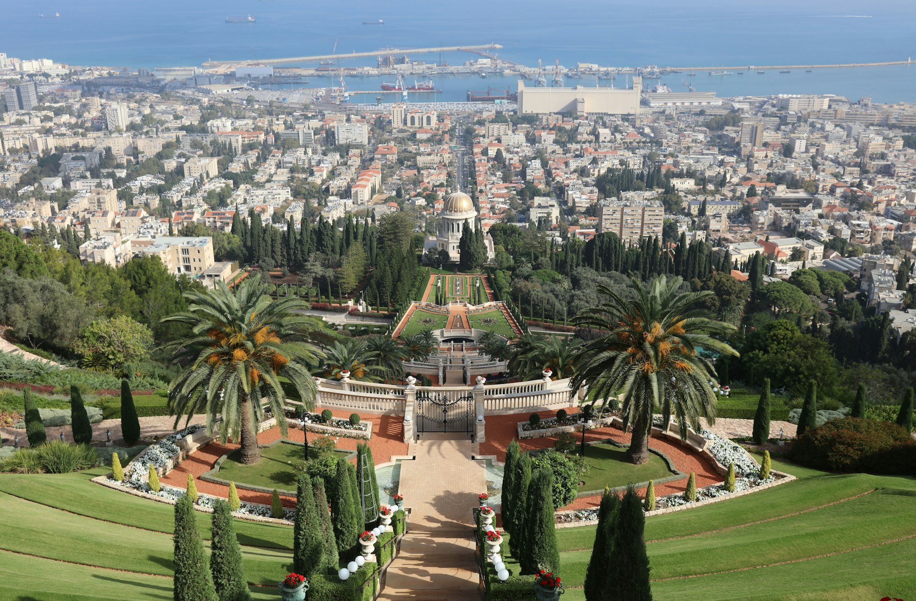 Blick auf die Bahai-Gärten und den Hafen im Hintergrund in Haifa, Israel.