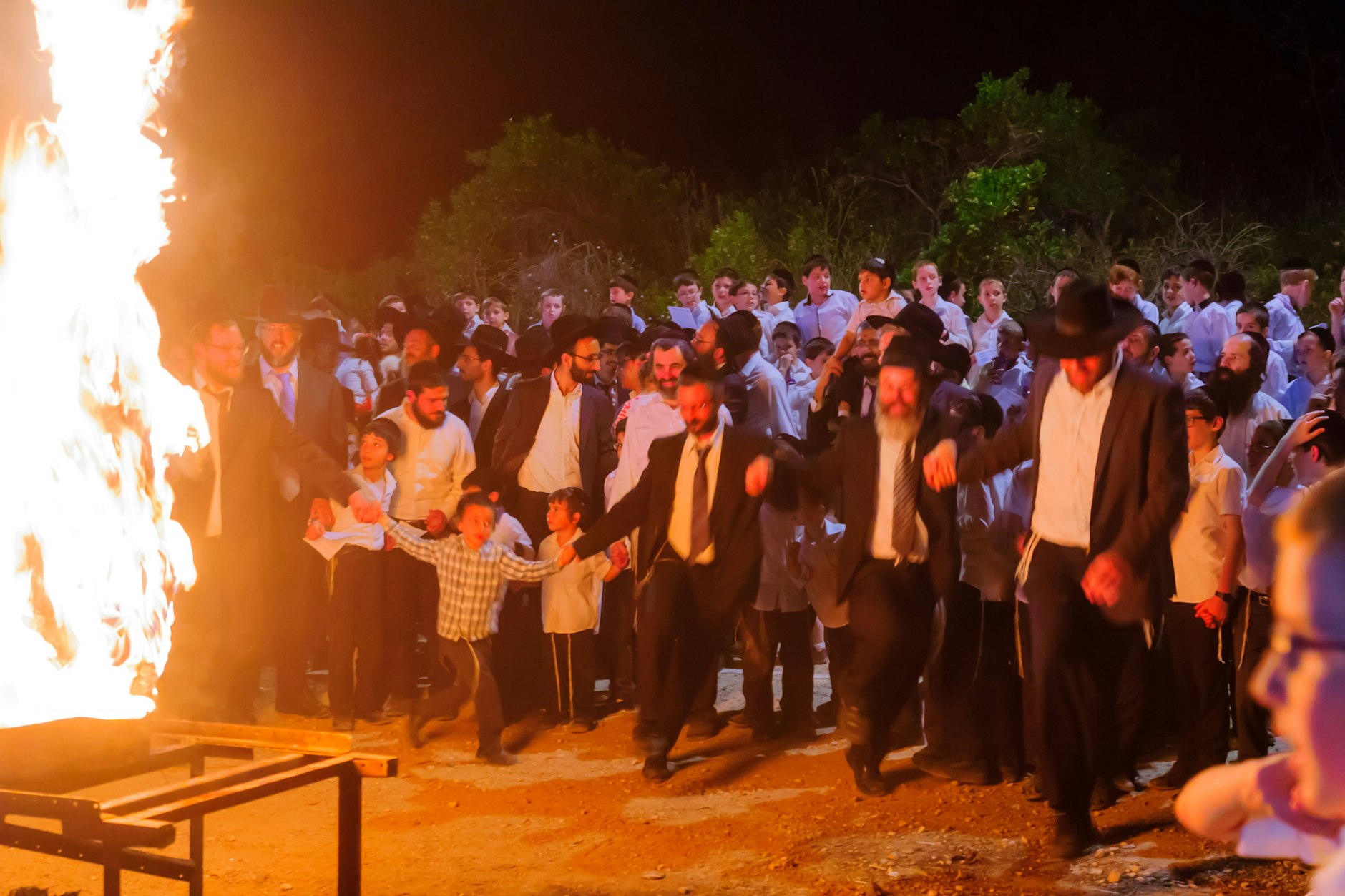 Eine Gruppe ultra-orthodoxer Juden tanzt in Haifa im Rahmen des Lag-BaOmer-Festes um ein Feuer.
