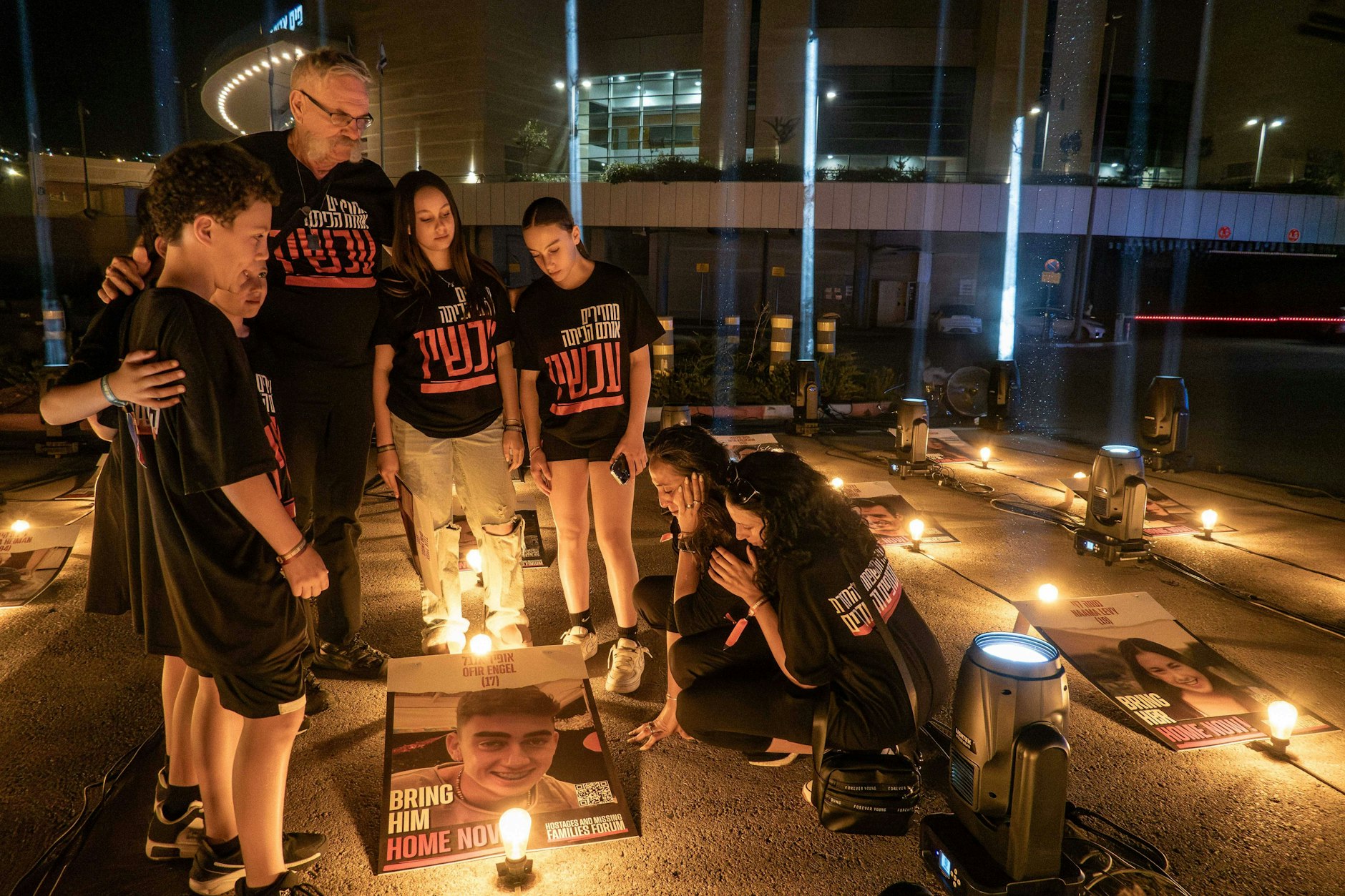 Jerusalem: Eine Installation mit dem Titel "Lights of Hope" projiziert stündlich 224 Lichtstrahlen für 224 Sekunden in Solidarität mit den Geiseln in den Händen der Hamas im Gazastreifen und ihren Familien.