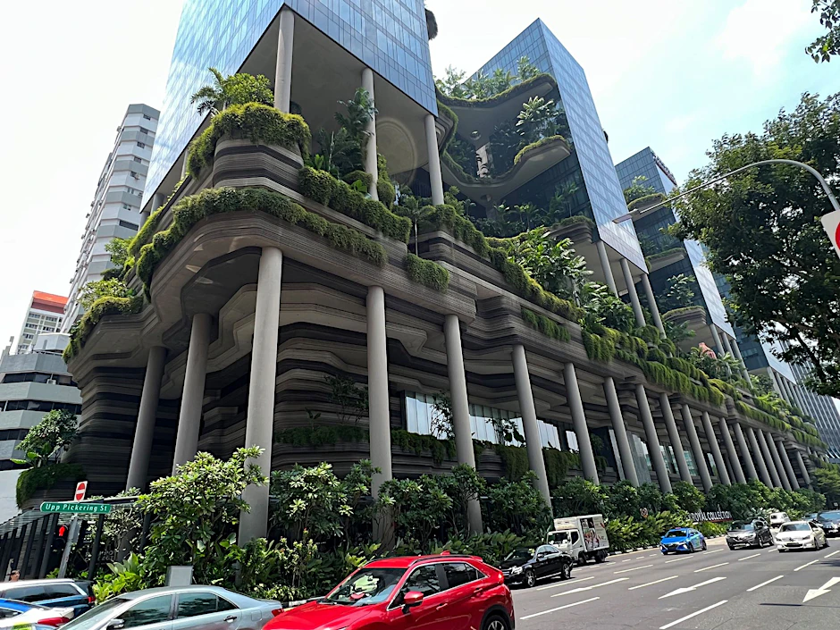 dpatopbilder - PRODUKTION - Himmelsgärten, hängende Pflanzenwände und spiegelnde Wasserbecken: Das Hotel Parkroyal on Pickering ist ein Vorzeigeprojekt für vertikale Begrünung.  