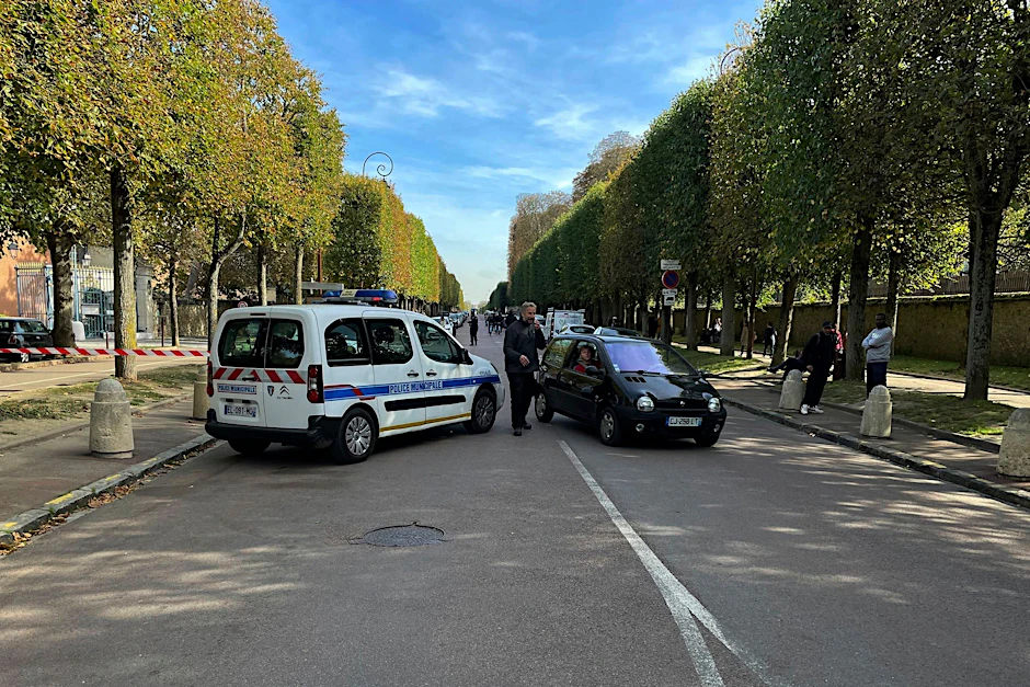 Nicht nur an Schulen: Polizisten waren auch am Schloss von Versailles wegen einer Bombendrohung im Einsatz.  