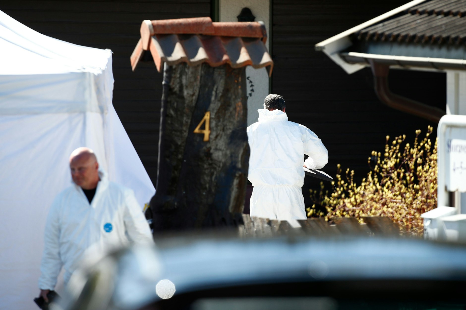 Polizisten der Spurensicherung arbeiten auf dem Grundstück des Multimillionärs Tom Hagen in Lørenskog. An Halloween 2018 verschwand die Millionärsgattin Anne-Elisabeth Hagen. Seitdem fehlt von ihr jede Spur. (Archivbild)
