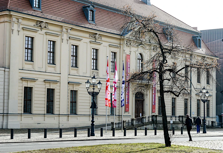 Das Jüdische Museum Berlin liegt mitten in Berlin-Kreuzberg, unweit vom Checkpoint Charlie und der früheren Berliner Mauer.