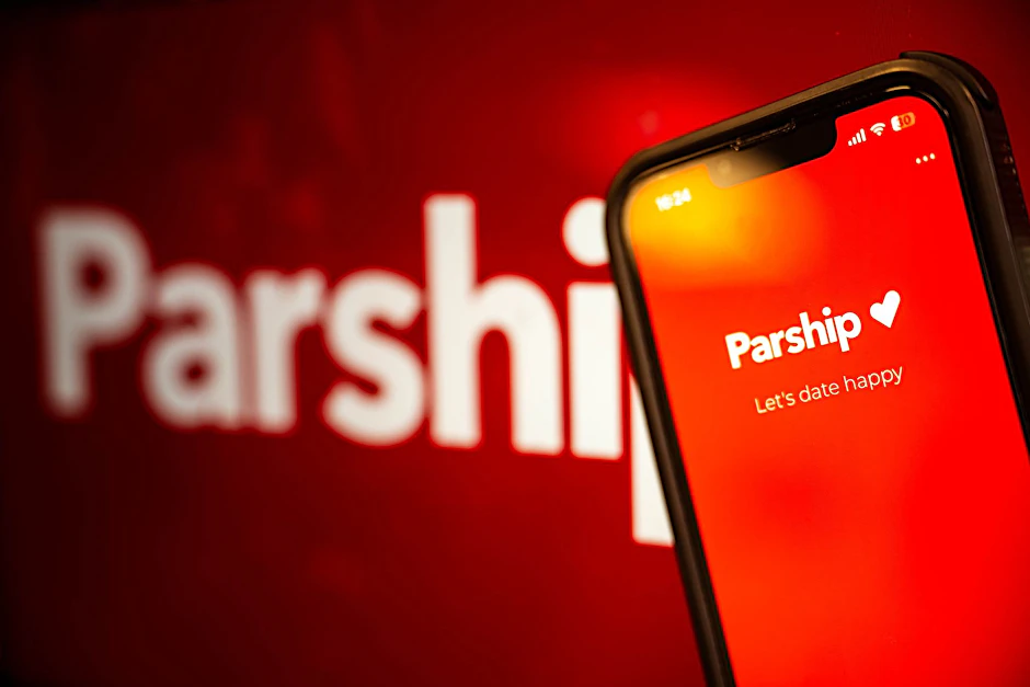 ARCHIV - Die App der Online-Partnervermittlung Parship auf einem Smartphone.  