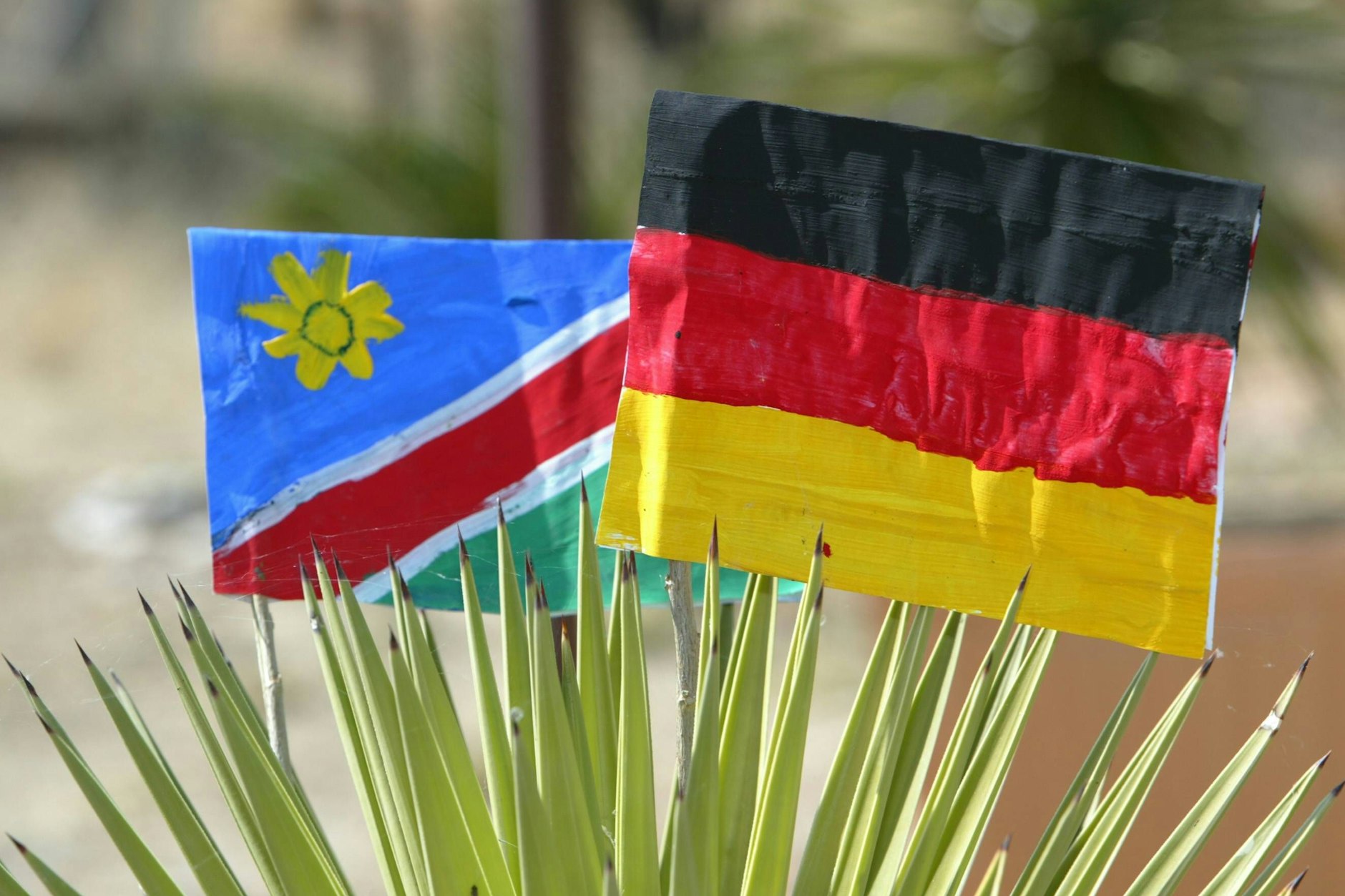 Eine namibische und eine deutsche Flagge, gemalt von Kindern in Windhuk.