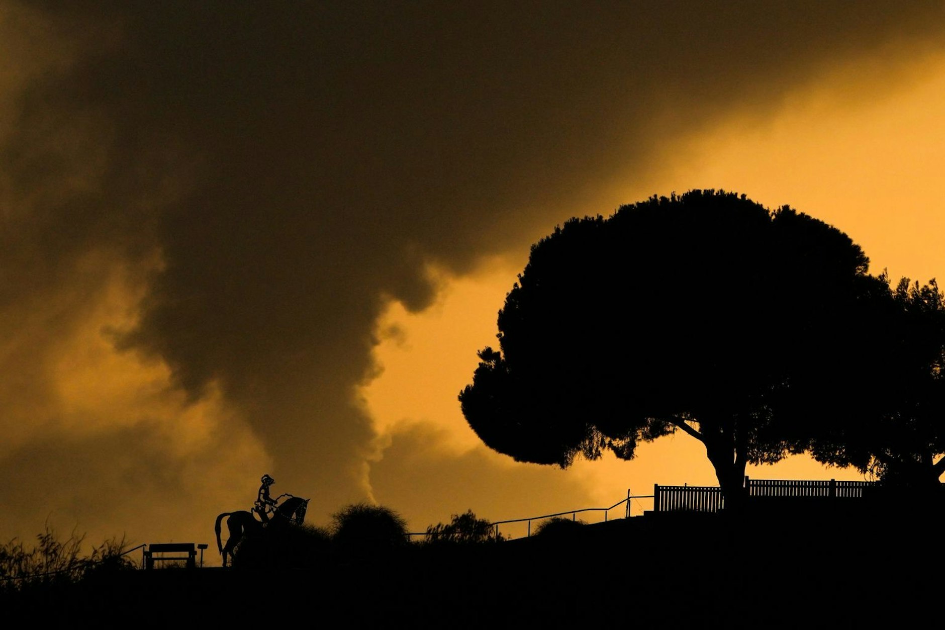 Rauch steigt nach einem israelischen Luftangriff über dem Gazastreifen auf.