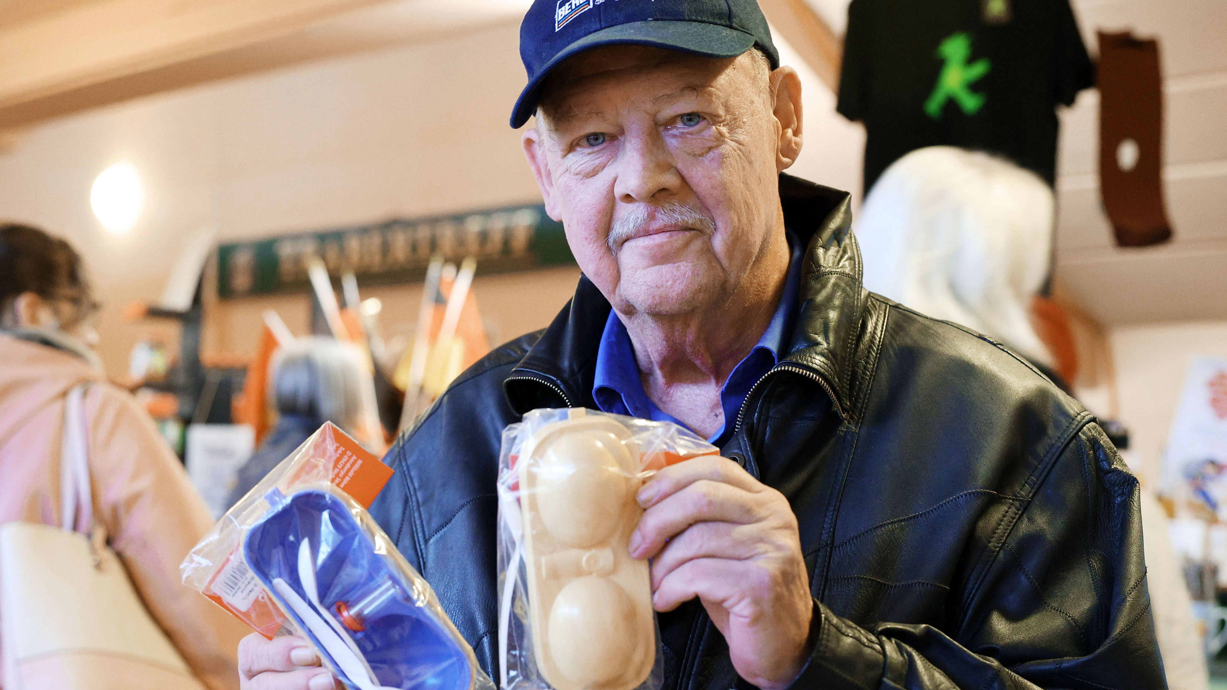 Endlich auch unterwegs gekochte Eier essen! Michael Buch (69) freut sich über einen Eierträger aus Plaste - seinen hat er einst verliehen, dann war er perdu.