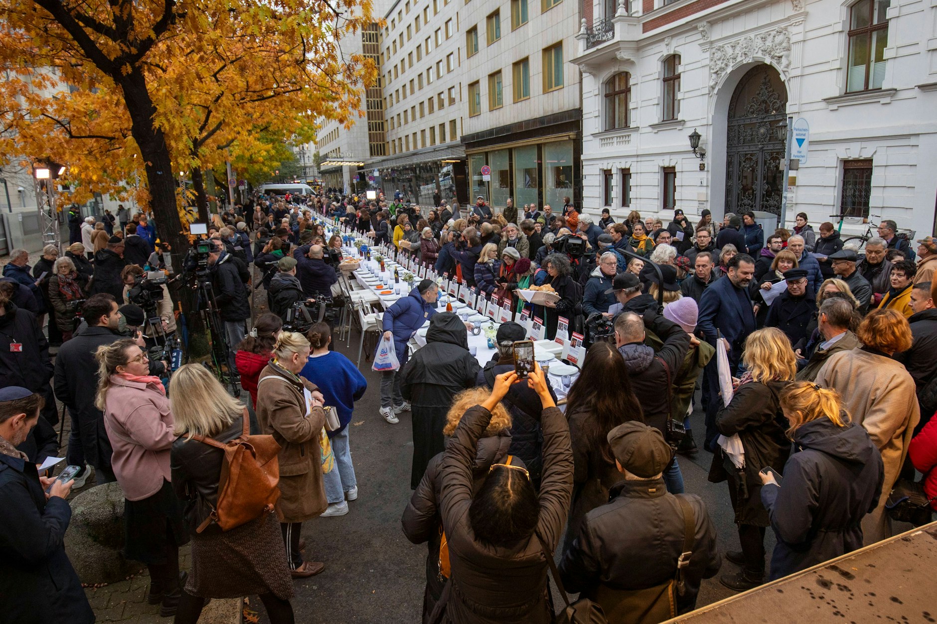  Die Jüdische Gemeinde zu Berlin hat am Freitagabend eine Mahnwache für die israelischen Geiseln abgehalten, die von der Hamas entführt wurden. Vor dem Gemeindehaus in der Fasanenstraße wurde ein festlich gedeckter Schabbat-Tisch mit 220 leeren Stühlen aufgebaut. 