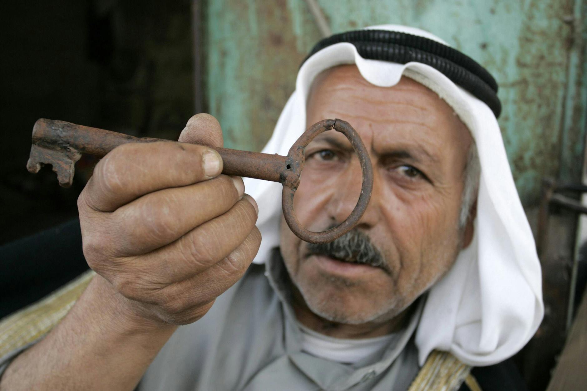 Ein Palästinenser aus dem Flüchtlingslager Rafah hält einen Schlüssel hoch, der angeblich aus seinem Haus in Wadi Hanin stammt, das jetzt in Israel liegt.