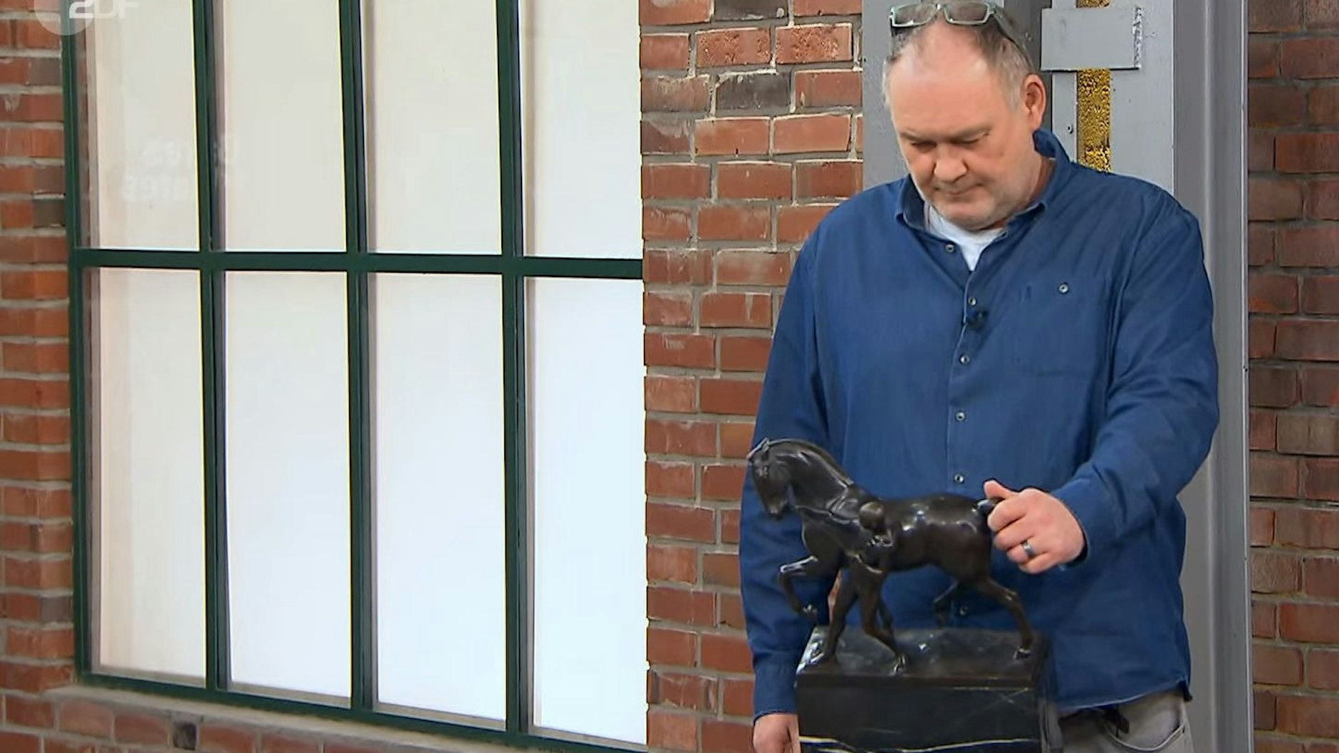 Beherzter Griff ans Pferd von „Bares für Rares“-Händler Walter „Waldi“ Lehnertz.