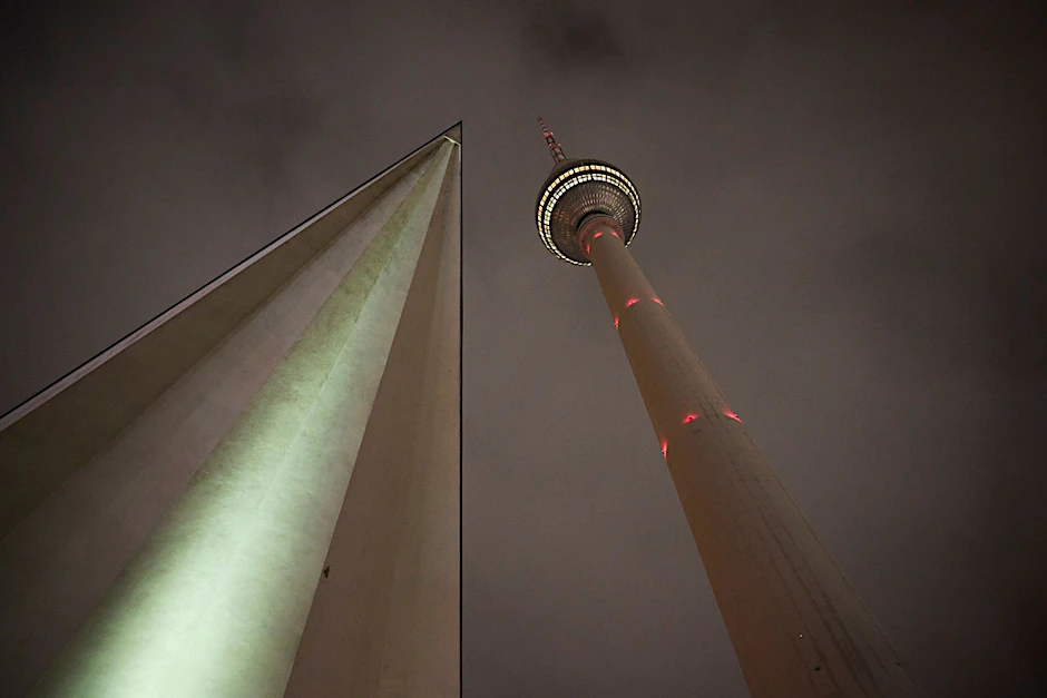 Blick auf den Fernsehturm am frühen Morgen: In Berlin bricht ein neuer Tag an.  