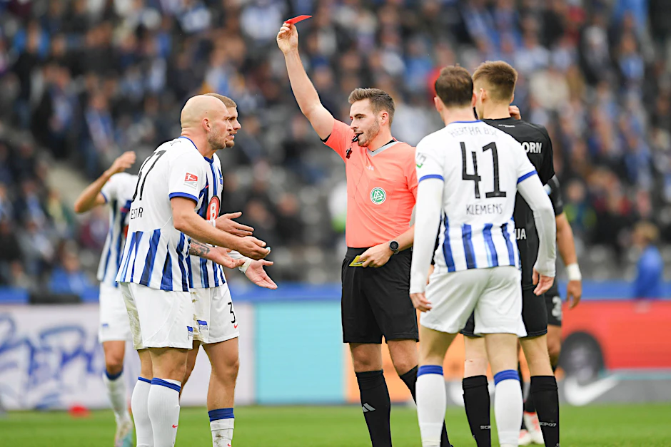 Herthas Kapitän Toni Leistner sah in der 86. Minute Gelb-Rot von Schiedsrichter Tom Bauer und war damit überhaupt nicht einverstanden.