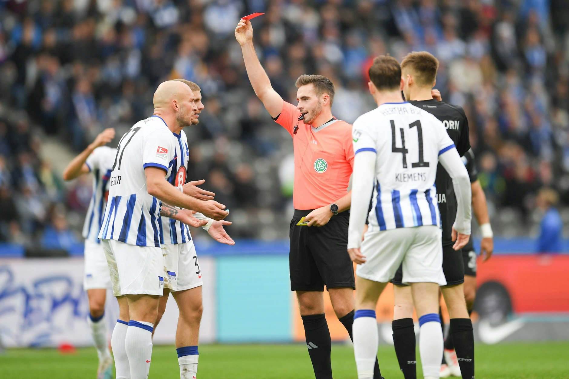 Herthas Kapitän Toni Leistner sah in der 86. Minute Gelb-Rot von Schiedsrichter Tom Bauer und war damit überhaupt nicht einverstanden.