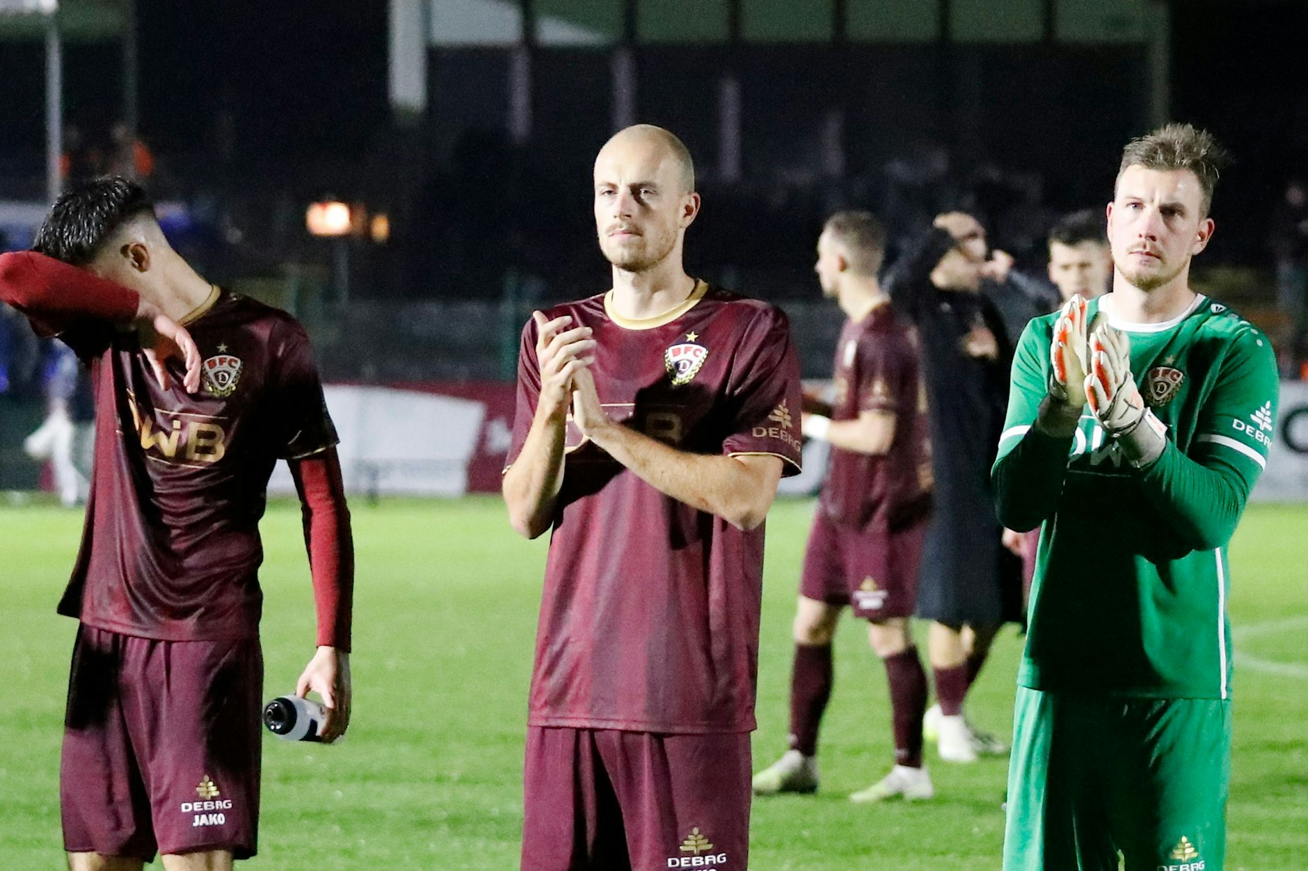 Aufholjagd gegen Viktoria 89 geglückt, trotzdem jubeln die Dynamos um Steffen Eder (M.) und Torwart Leon Bätge eher mit gebremstem Schaum.