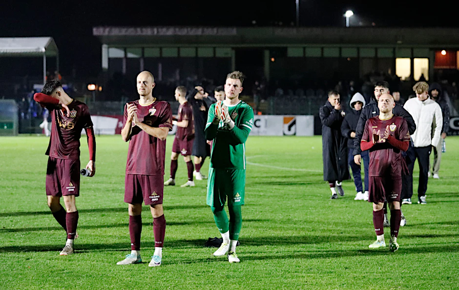 Aufholjagd&nbsp; gegen Viktoria 89 geglückt, trotzdem jubeln die Dynamos um Steffen Eder (M.) und Torwart Leon Bätge eher mit gebremstem Schaum.