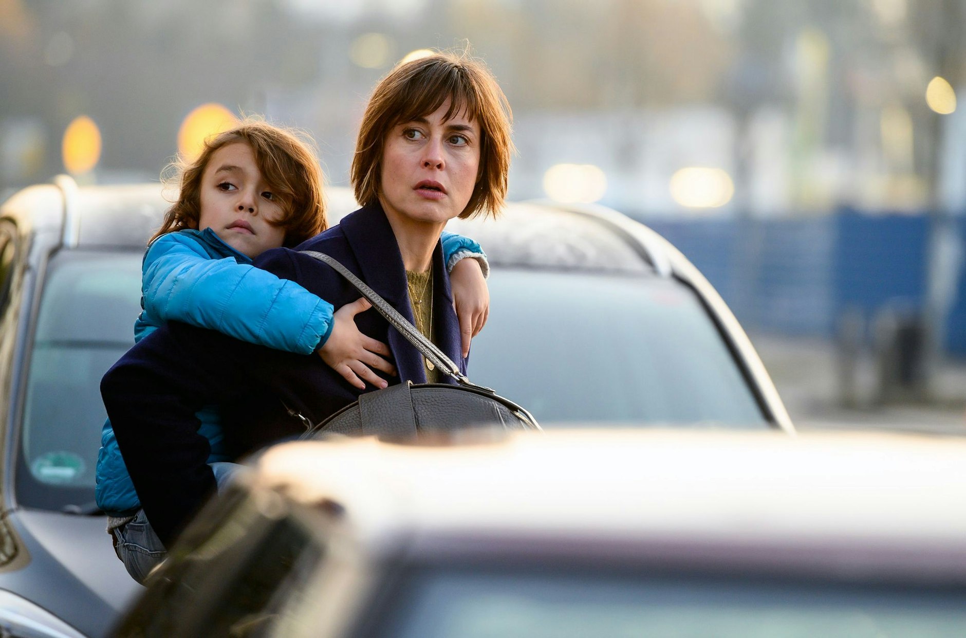 HANDOUT - Marta (Susanne Wolff) trägt ihren kleinen Sohn Nathan (Elia Gezer).  