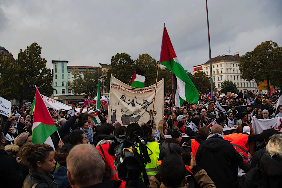 Netanjahu: Zweite Phase des Gaza-Kriegs hat begonnen ++ Rund 10.000 pro-palästinensische Demonstranten in Kreuzberg