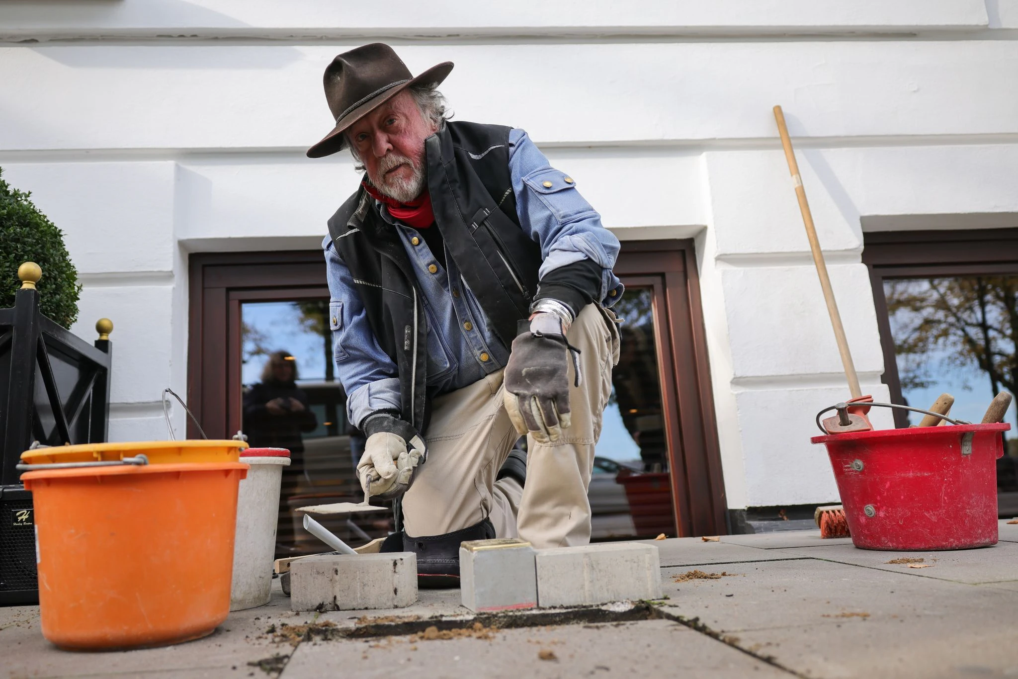Der Künstler Gunter Demnig verlegt vor dem Hotel Vier Jahreszeiten in Hamburg den siebentausendsten Stolperstein der Stadt. Dieser erinnert an Harald Seligmann, der von 1925 bis 1938 Nachtportier in dem Luxushotel war. Er wurde im Konzentrationslager Neuengamme ermordet.  