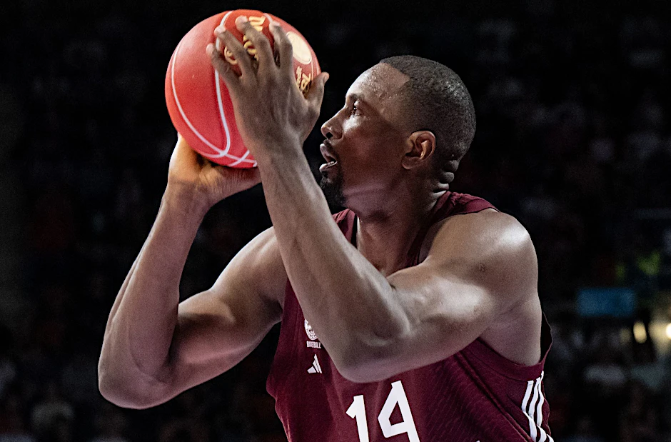 ARCHIV - Die Bayern um Serge Ibaka waren in Barcelona chancenlos.  