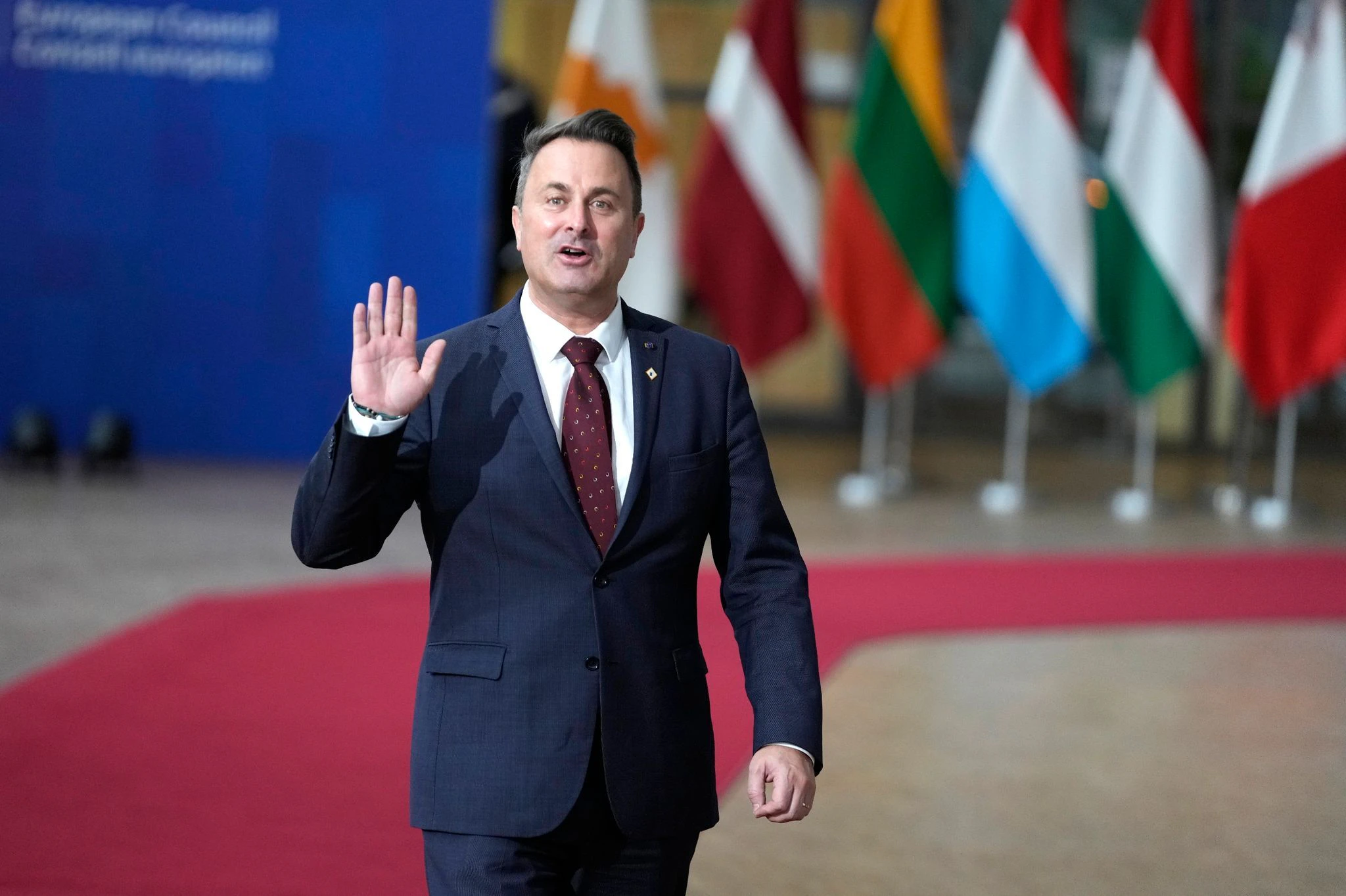 Der luxemburgische Premierminister Xavier Bettel wirft Orban Erpressungsversuche gegen die EU vor.  
