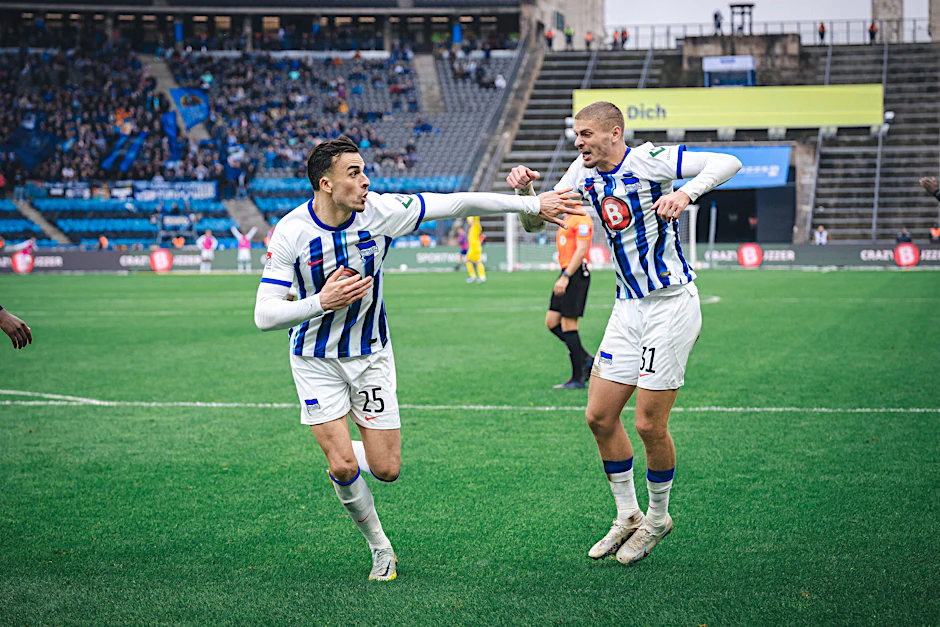 Haris Tabakovic (l.) bejubelt mit Marton Dardai seinen zweiten Treffer beim Sieg von Hertha BSC gegen den SC Paderborn.