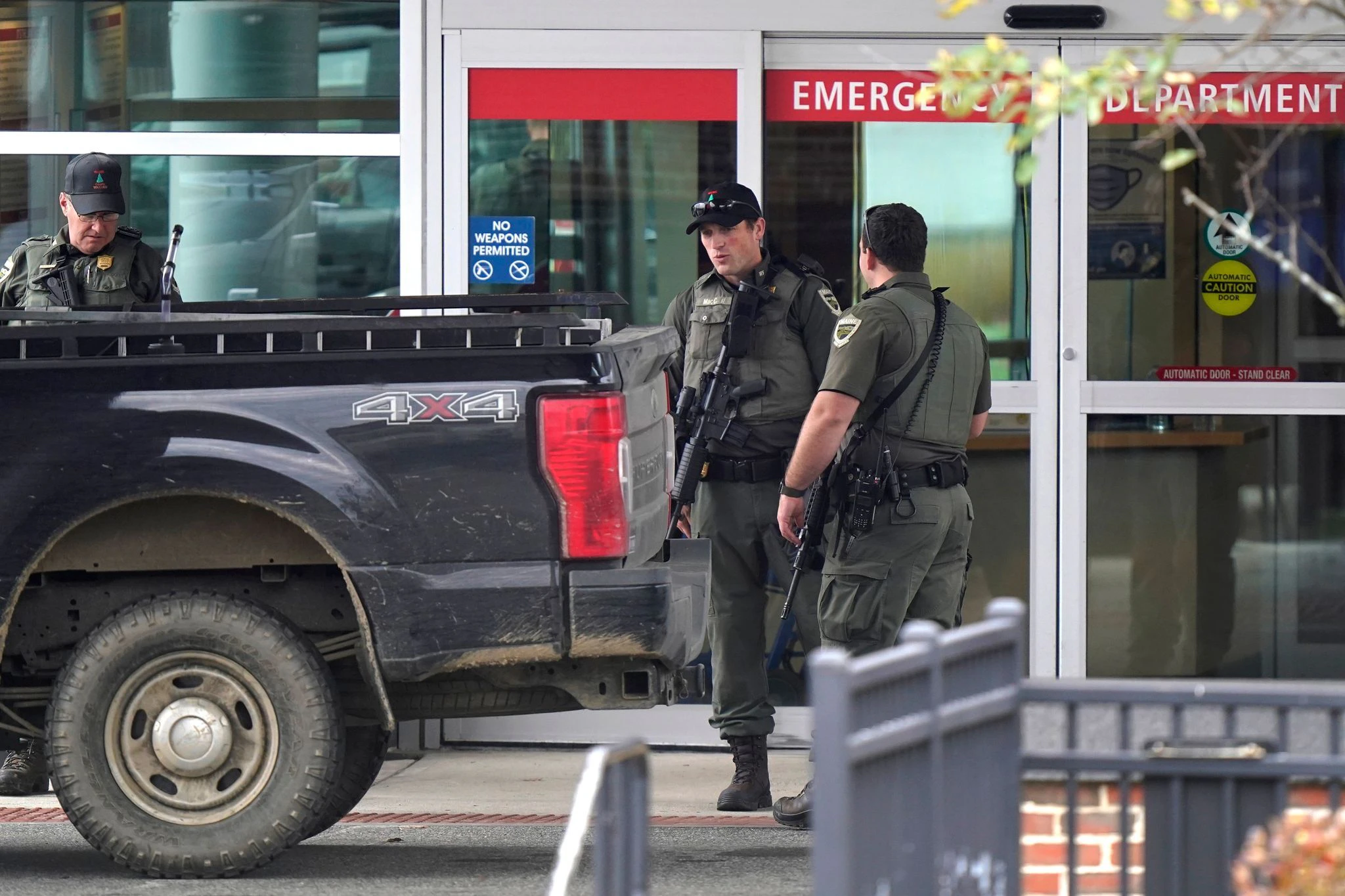 Polizeibeamte sind während der Fahndung nach dem Schützen in Lewiston im Einsatz.  