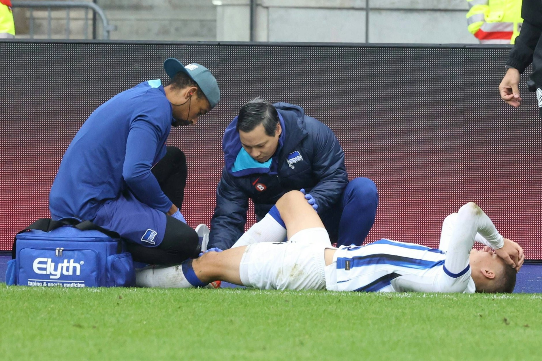 Bitter! Herthas Supertalent Bence Dardai wird am Spielfeldrand behandelt. Danach musste er ins Krankenhaus wegen einer schweren Knöchelverletzung.