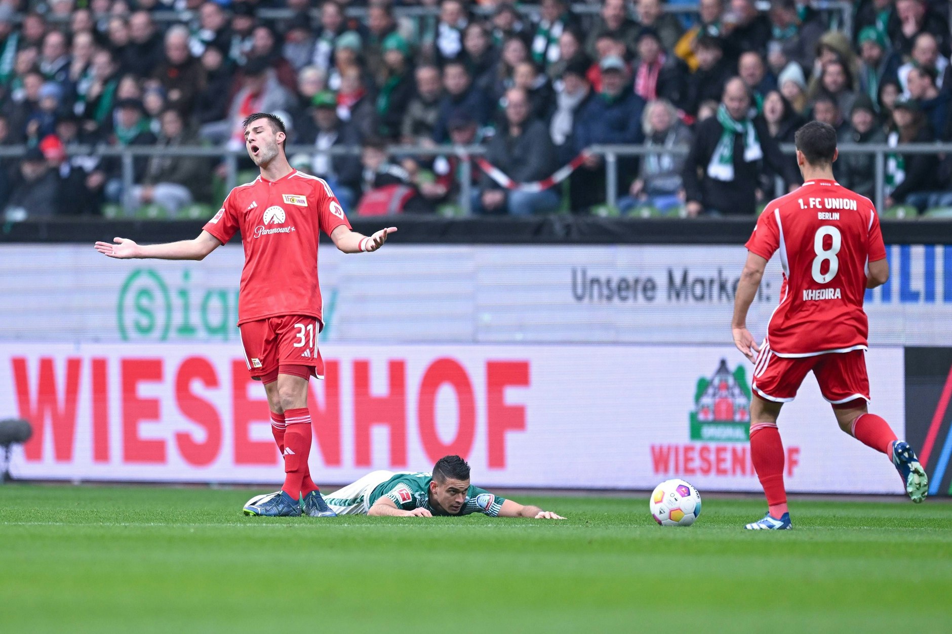 Robin Knoche (l.) schiebt nach dem 0:2 in Bremen und der zehnten Pleite des 1. FC Union in Folge Frust.